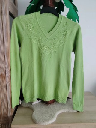 Jersey verde con diseño bordado