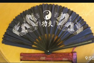 Abanico Negro con Diseño de Dragones .