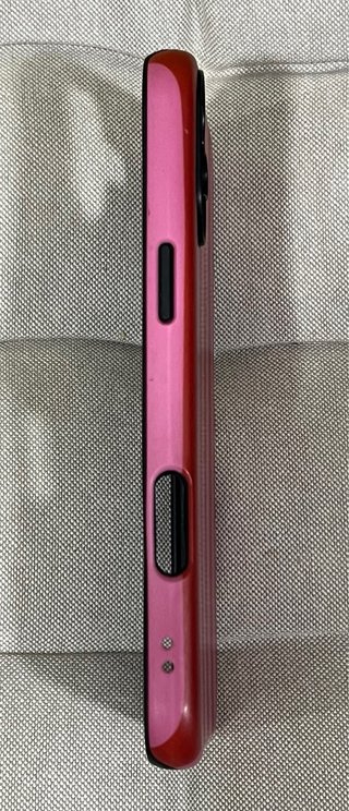 Funda iPhone 16 Plus Rayas Rosas y Rojas