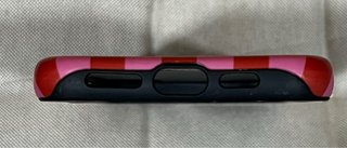 Funda iPhone 16 Plus Rayas Rosas y Rojas