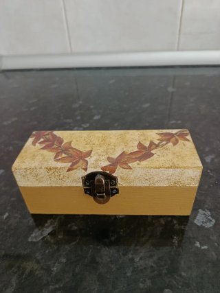 Cajita de madera decorada a mano