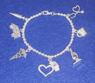 Pulsera de plata con dijes médicos