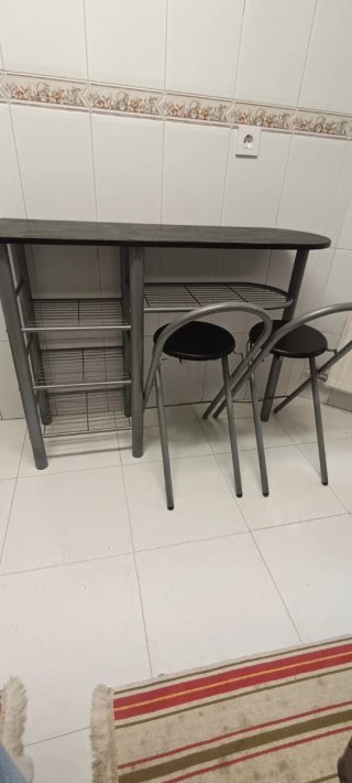 Mesa alta de cocina y 2 taburetes
