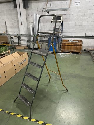 Escalera de hierro industrial