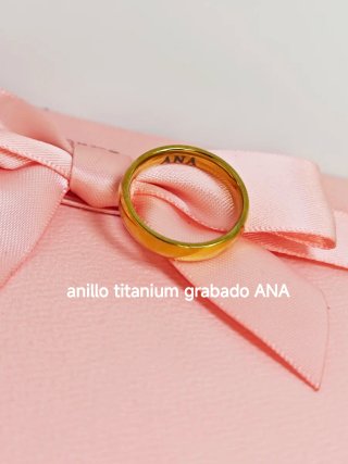 Anillo de titanio grabado ANA dorado