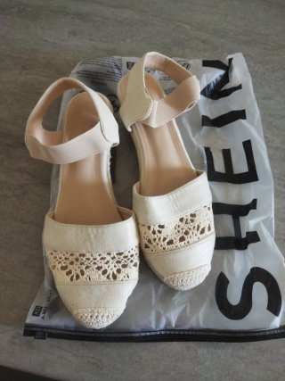 Sandalias planas SHEIN beige y blanco