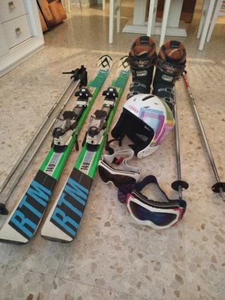 Esquís, Botas, Casco, Gafas y 2 pares bastones