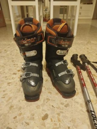 Esquís, Botas, Casco, Gafas y 2 pares bastones