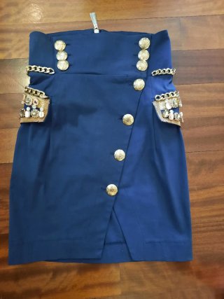 Gonna al ginocchio blu con dettagli gioiello