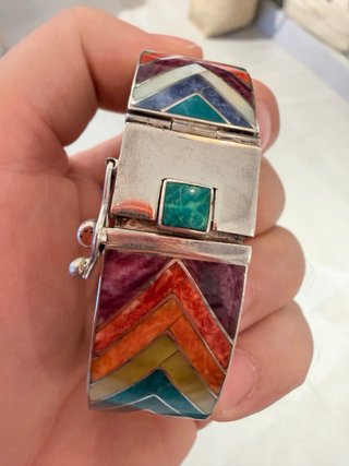 Brazalete plata 950 con incrustaciones de mineral.