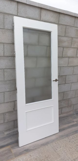 Puerta de Madera Blanca con Cristal texturizado