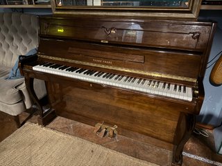 Piano acustico vertical madera oscura.