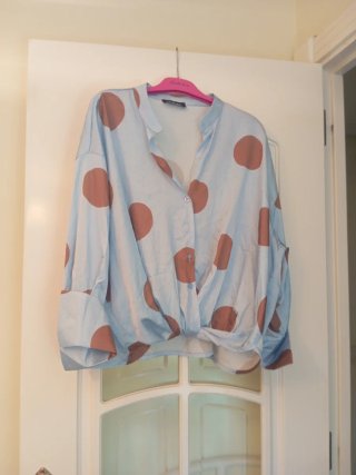 Blusa Azul con Lunares Marrones