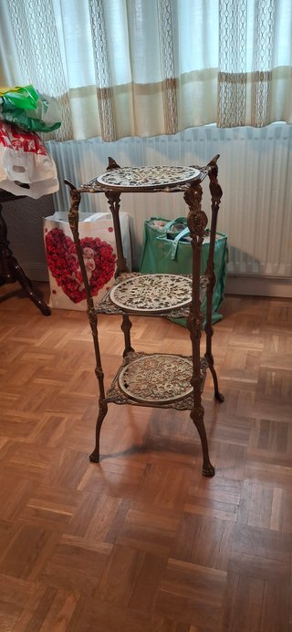 Mesa pedestal/estantería plantas metal colado