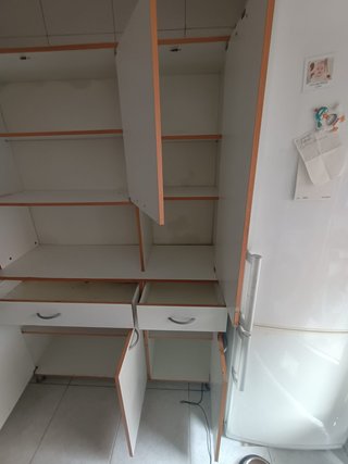 Mueble de cocina blanco y madera