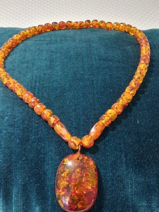 Collar imitación ámbar con colgante ovalado