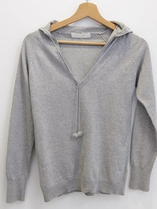 Jersey gris cuello pico con capucha