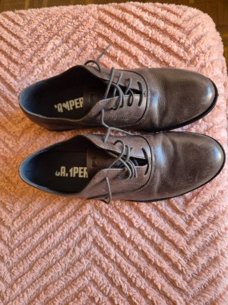 Zapatos Camper  marrón, de piel, con cordones.