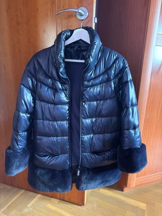 Abrigo azul marino plumífero con pelo