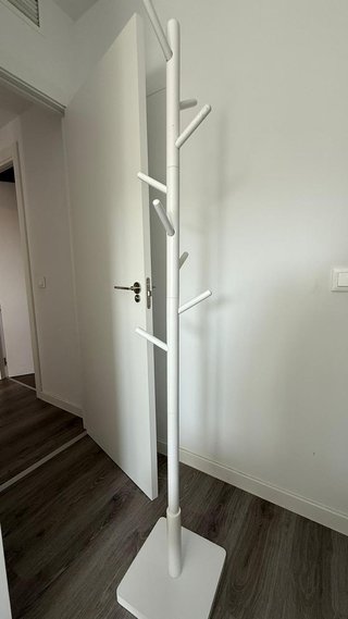 Perchero de pie blanco de madera 8 ganchos