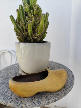 Zueco de madera decorativo hecho a mano.