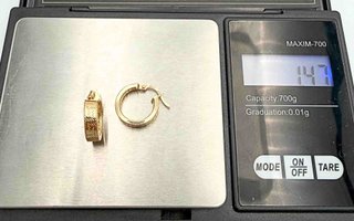 Pendiente de oro de 18k. Peso: 1.47 gr.