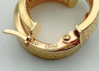 Pendiente de oro de 18k. Peso: 1.47 gr.