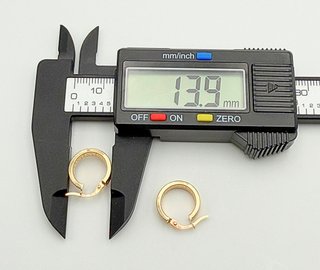 Pendiente de oro de 18k. Peso: 1.47 gr.