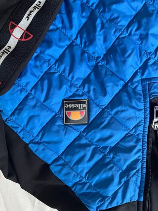 Chaqueta acolchada Ellesse azul y negra