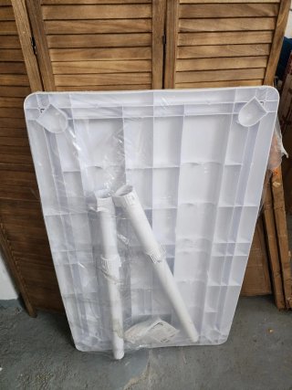 Tavolo ovale bianco in plastica