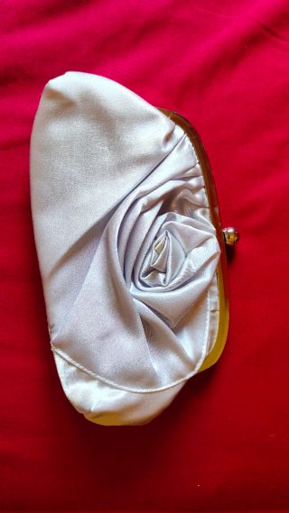Bolso de fiesta plateado con flor (sin marca)