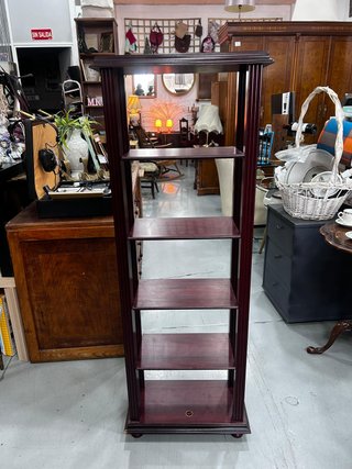 Estantería alta madera rojiza clásica