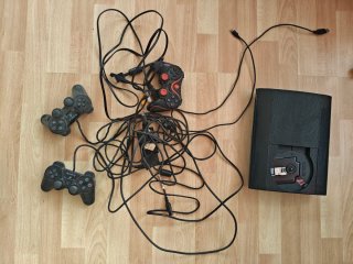 PS3 Slim 500GB con 3 mandos y 20 juegos