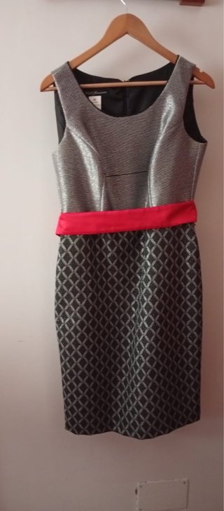 Vestido de fiesta plateado con fajín rojo