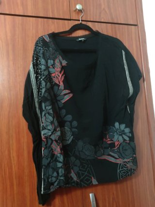 Blusa Desigual floral negra multicolor