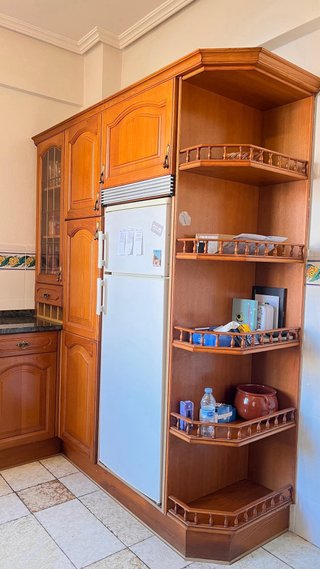 Cocina de Madera de Roble con Encimera de Mármol