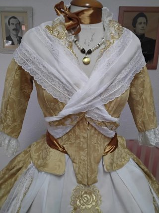 Traje de Fallera en Tono Mostaza