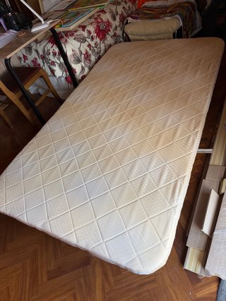 Somier mide 105 cm por 190 cm y 32 cm de alto
