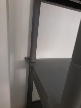 Scaffale in plastica grigia a cinque livelli