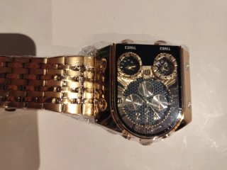 Reloj de pulsera dorado y negro