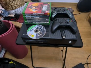 Consola Xbox One con 2 mandos y 8 juegos