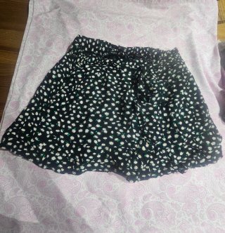 Falda short Zara negra con flores