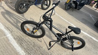 Bicicleta infantil gris