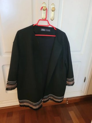 Chaqueta Zara Negra con Bordados