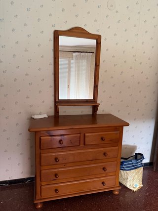 Cómoda de madera con espejo