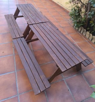 Due tavolini da picnic per bambini in legno, identici.