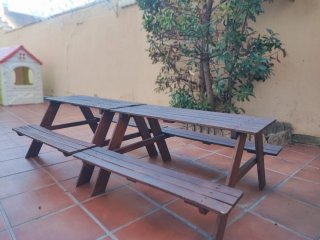 Due tavolini da picnic per bambini in legno, identici.