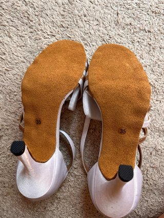 Zapatos de baile blancos y dorados