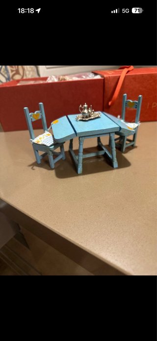 Casa de muñecas: mesa, sillas y té
