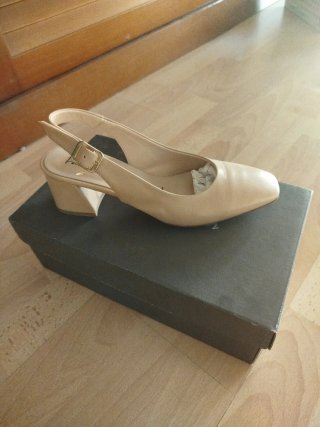Zapatos de tacón beige